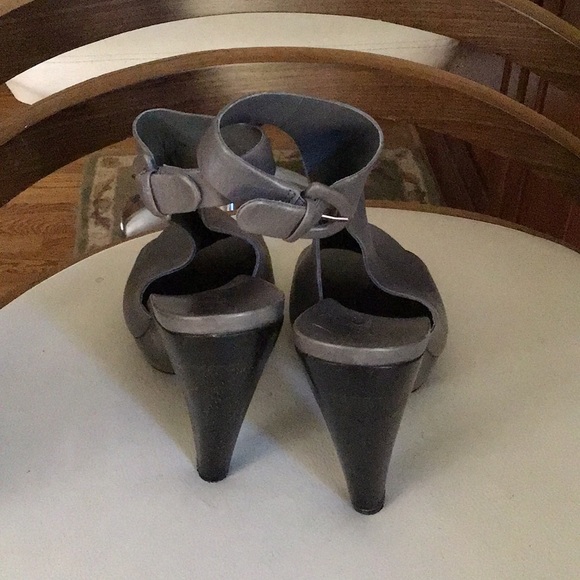 Size 7.5 M Kenneth Cole gray heels - Picture 5 of 5
